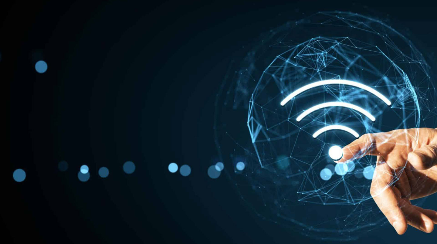 Gros plan sur un routeur WiFi moderne avec voyants LED visibles et câbles réseau en arrière-plan flouté sur une surface de bureau contemporaine